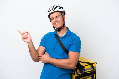 Beyaz arka planda izole edilmiş termal sırt çantalı beyaz bir adam.