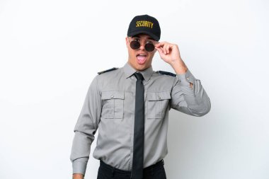 Beyaz arka planda gözlüklü ve şaşırmış genç beyaz bir güvenlik görevlisi var.