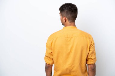 Beyaz arka planda izole edilmiş beyaz bir Brezilyalı genç.