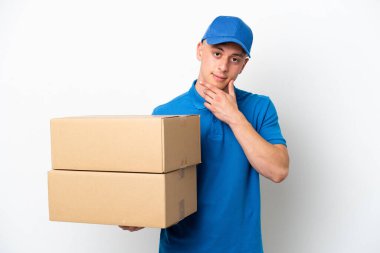 Genç teslimatçı Brezilyalı adam beyaz bir geçmişi olduğunu düşünüyor.