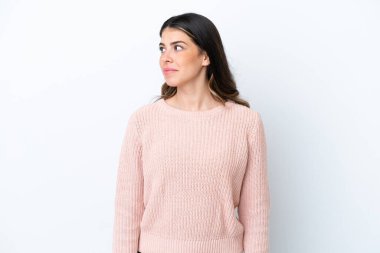 Beyaz arka planda izole edilmiş genç İtalyan kadın yan tarafa bakıyor.