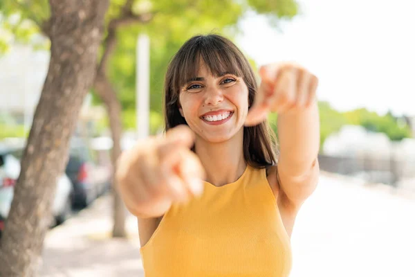 Νεαρή Γυναίκα Δείχνει Δάχτυλο Ενώ Χαμογελάει — Φωτογραφία Αρχείου