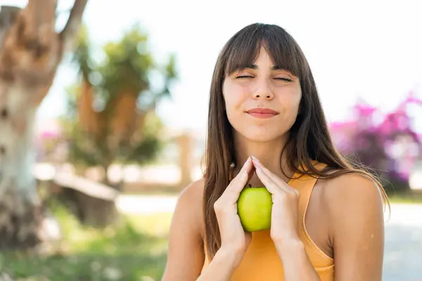 Ung Kvinna Ute Och Håller Ett Äpple — Stockfoto