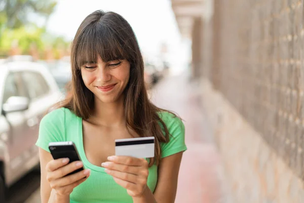 Fiatal Szabadban Vásárol Mobil Hitelkártyával — Stock Fotó