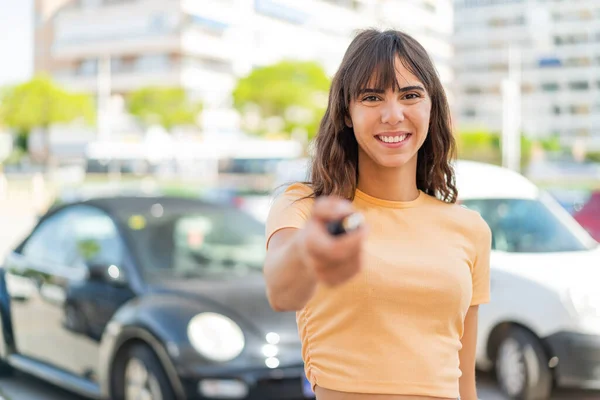 幸せな表情で車の鍵を握っている屋外の若い女性 — ストック写真