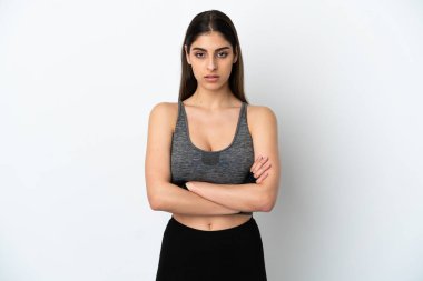 Beyaz arka planda soyutlanmış, kolları bağlı, beyaz bir kadın.