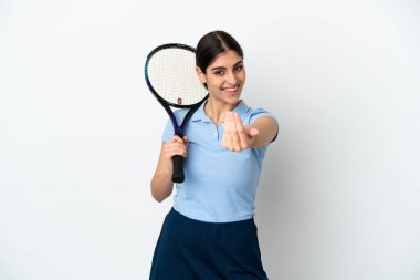 Yakışıklı genç tenisçi, beyaz arka planda izole edilmiş beyaz tenli kadın, bizimle gelmesi için davet ediyor. Gelmene sevindim.