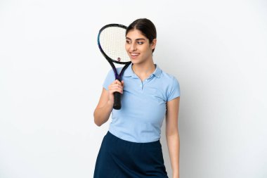 Yakışıklı, genç tenisçi, beyaz arka planda izole edilmiş beyaz tenli kadın. Yan tarafa bakıyor ve gülümsüyor.