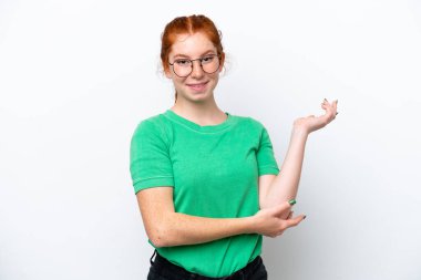 Beyaz arka planda izole edilmiş genç, kırmızı bir kadın davet edilmek için ellerini yana uzatıyor.