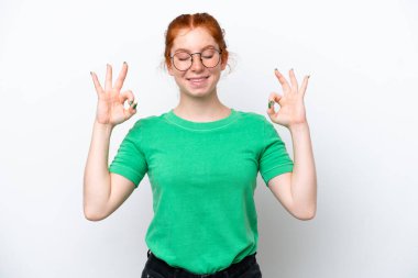 Zen pozunda beyaz arka planda izole genç kırmızı bir kadın.