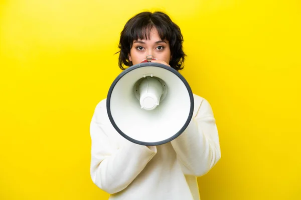 Jonge Argentijnse Vrouw Geïsoleerd Gele Achtergrond Schreeuwen Door Een Megafoon — Stockfoto