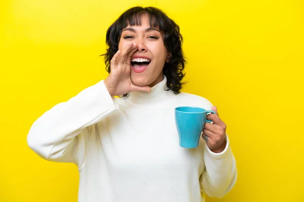 Young Argentinian Woman Holding Cup Coffee Isolated Yellow Background Shouting — Stock Photo, Image