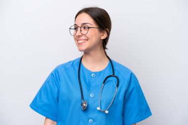 Doktor kadının elinde beyaz arka planda izole edilmiş aletler var.