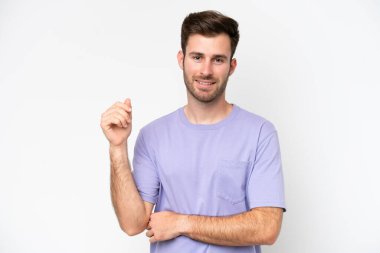 Beyaz arka planda izole edilmiş genç beyaz adam gülüyor.
