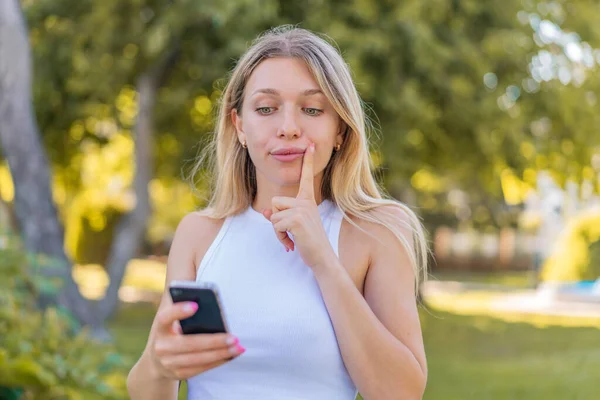 Young Blonde Woman Outdoors Thinking Sending Message — Stock Photo, Image