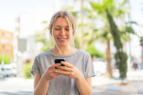 Young Blonde Woman Outdoors Sending Message Email Mobile — Stock Photo, Image