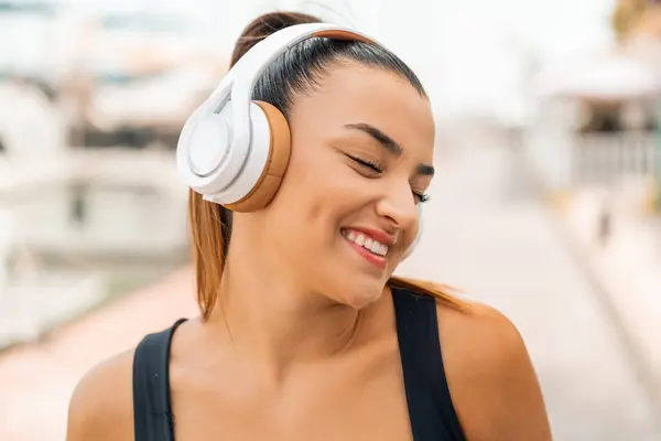 Молода Красива Жінка Відкритому Повітрі Слухає Музику — стокове фото