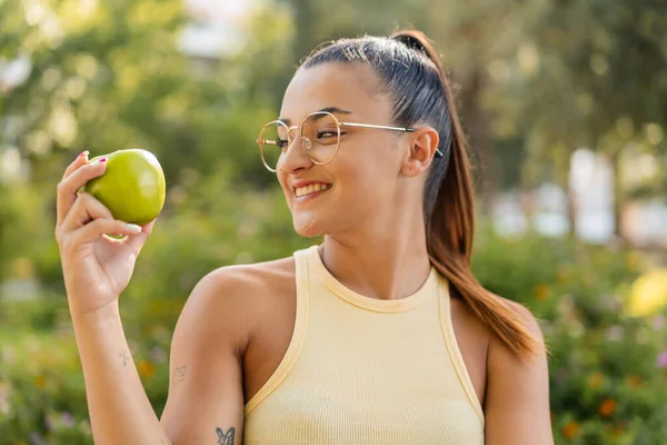 Junge Hübsche Frau Mit Einem Apfel Freien Mit Glücklichem Gesichtsausdruck — Stockfoto