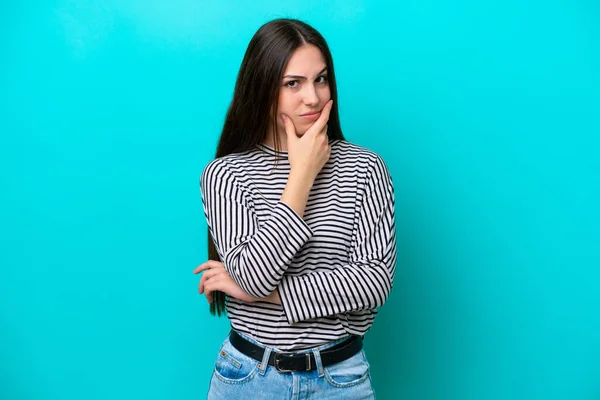 Kafkasyalı Genç Bir Kadın Mavi Arka Planda Soyutlanmış Düşünüyor — Stok fotoğraf