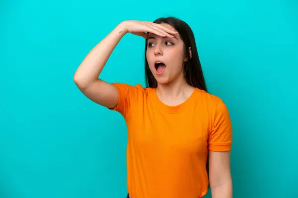 Young Caucasian Woman Isolated Blue Background Doing Surprise Gesture While — Stock Photo, Image