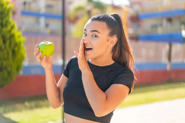 Junge Hübsche Brünette Frau Mit Einem Apfel Freien Flüstert Etwas — Stockfoto