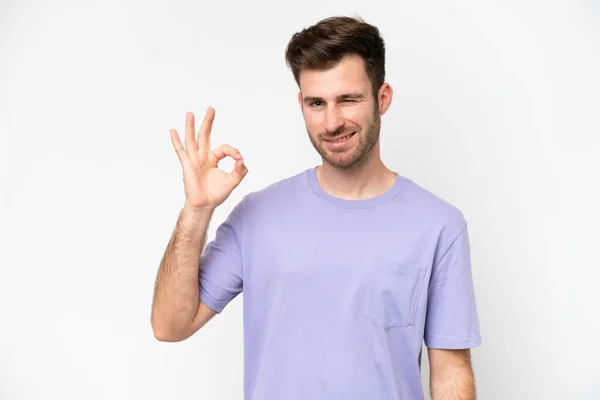 Beyaz Arka Planda Izole Edilmiş Genç Beyaz Adam Parmaklarıyla Tamam — Stok fotoğraf