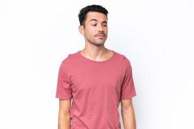 Soyutlanmış beyaz arka planı olan yakışıklı bir genç.