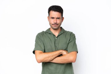 Mutsuz bir ifadeyle soyutlanmış beyaz bir geçmişi olan yakışıklı bir genç.