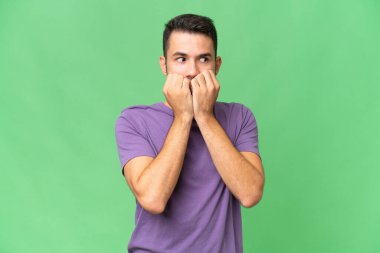 Tecrit edilmiş, gergin ve korkmuş genç, beyaz bir adam.