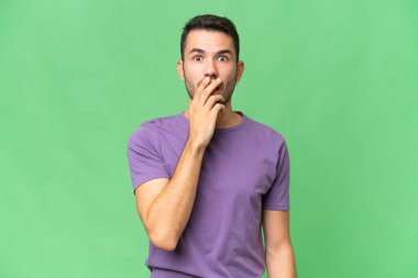 Soyutlanmış geçmişi olan yakışıklı beyaz bir adam sağa bakarken şaşırmış ve şok olmuştu.