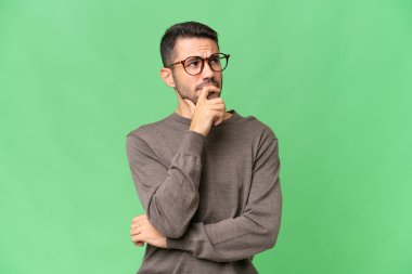 Soyutlanmış geçmişi olan yakışıklı, beyaz bir adam. Şüpheleri var ve kafası karışık.