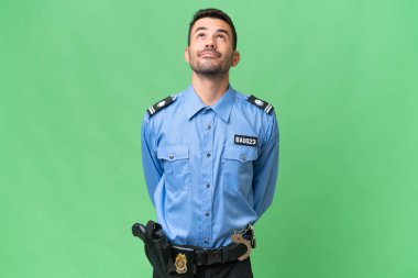 Genç polis beyaz adam izole edilmiş geçmişi araştırıyor.