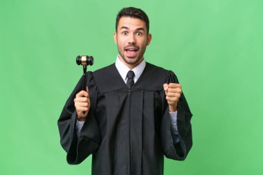 İzole edilmiş geçmişi olan beyaz bir yargıç galibiyeti kutluyor.