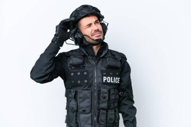 Beyaz arka planda izole edilmiş beyaz SWAT 'lı genç adamın şüpheleri ve şaşkın bir yüz ifadesi var.