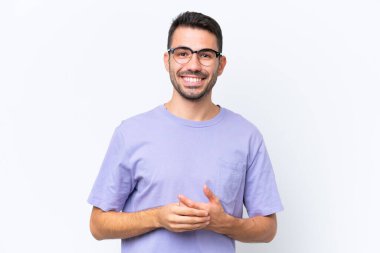 Beyaz arka planda izole edilmiş genç beyaz adam gülüyor.