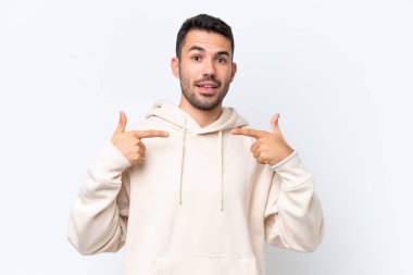 Beyaz arka planda soyutlanmış, gururlu ve kendini beğenmiş beyaz bir adam.