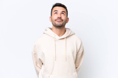 Beyaz arka planda izole edilmiş genç beyaz bir adam var.