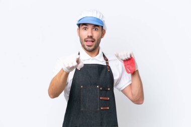 Kasap beyaz önlük takmış ve izole edilmiş beyaz arka planda taze et servis ediyor.