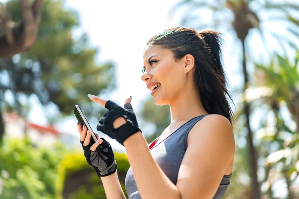 Joven Mujer Bastante Deporte Utilizando Teléfono Móvil Aire Libre Que — Foto de Stock