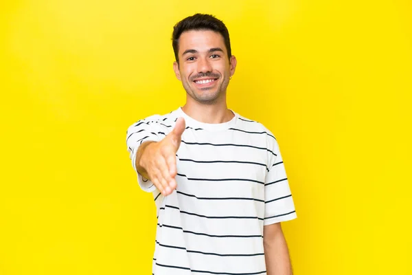 Mladý Pohledný Muž Přes Izolované Žluté Pozadí Třesoucí Ruce Pro — Stock fotografie