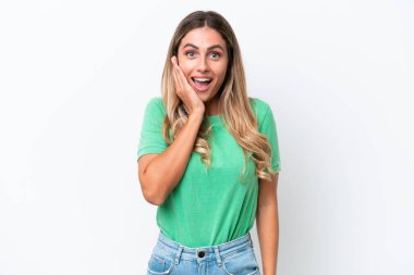 Genç Uruguaylı kadın beyaz arka planda izole edilmiş, şaşırmış ve şok olmuş bir yüz ifadesi var.