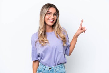 Genç Uruguaylı kadın beyaz arka planda izole edildi ve en iyinin işareti olarak parmağını kaldırdı.