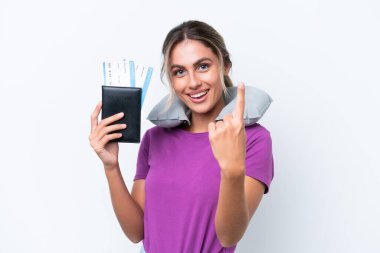 Şişirilebilir Seyahat Yastığı olan genç, güzel Uruguaylı kadın beyaz arka planda izole edilmiş bir şekilde geliyor.