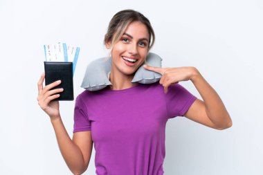 Şişirilebilir Seyahat Yastığı olan genç, güzel Uruguaylı kadın beyaz arka planda izole edilmiş bir şekilde baş parmak hareketi yapıyor.