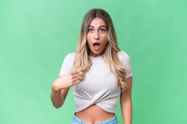 İzole edilmiş geçmişi olan genç Uruguaylı kadın kendini işaret ediyor.