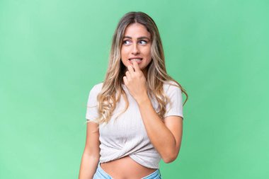 Genç Uruguaylı kadın tecrit edilmiş, gergin ve korkmuş.