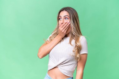 Genç Uruguaylı kadın, yalıtılmış bir zemine bakarken sürpriz jest yapıyor.