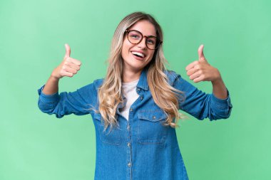 Genç Uruguaylı kadın, izole edilmiş geçmişinden dolayı baş parmak işareti yapıyor.