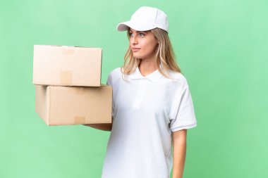 Uruguaylı kadın izole edilmiş arka planda yan tarafa bakıyor.