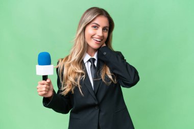 Genç, güzel Uruguaylı televizyon sunucusu izole bir arka planda gülüyor.